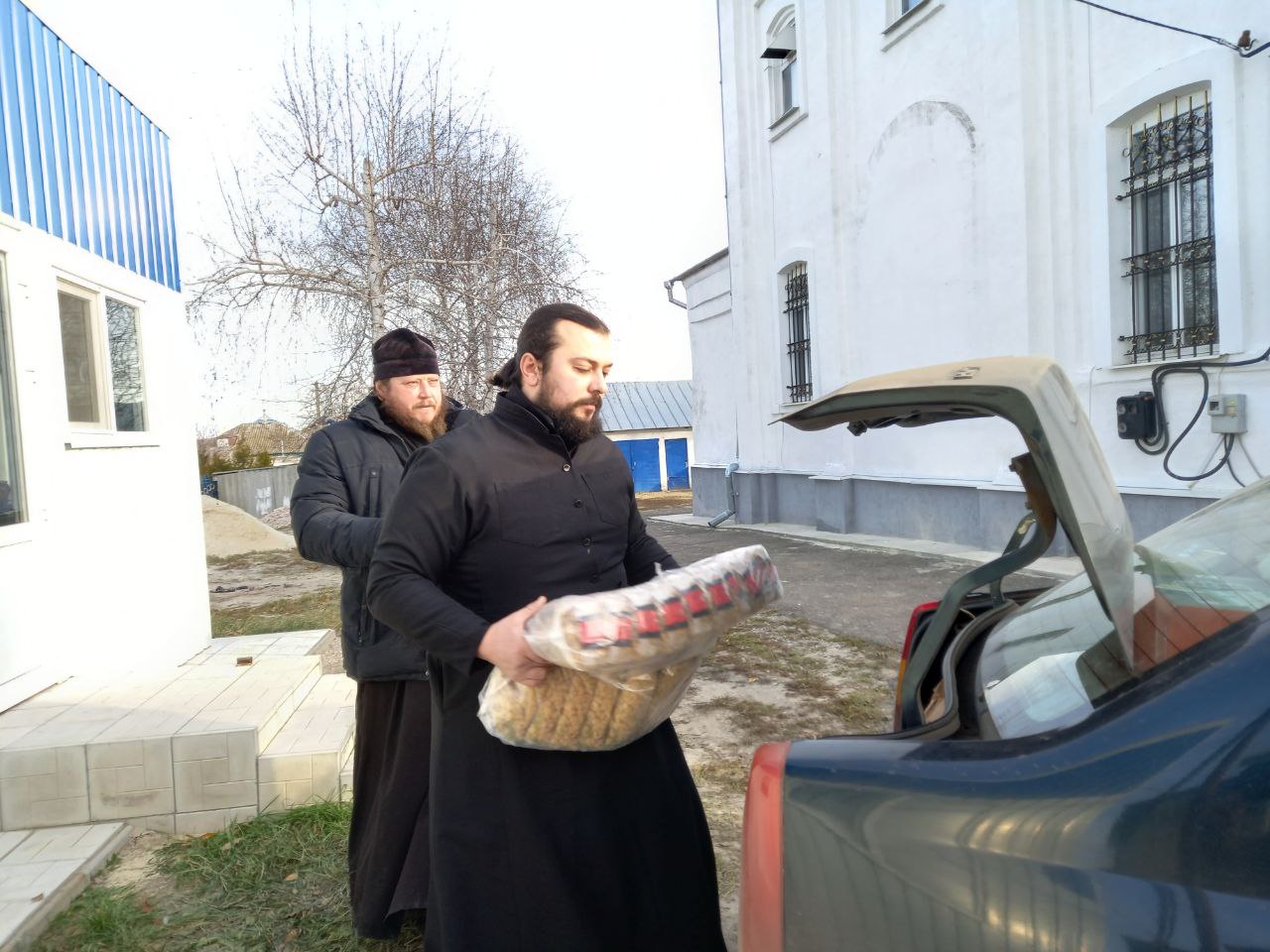 Священники Северодонецкой епархии передали помощь в дом престарелых и  совершили Таинства в Балашихе - Церковная помощь беженцам и пострадавшим от  военных действий